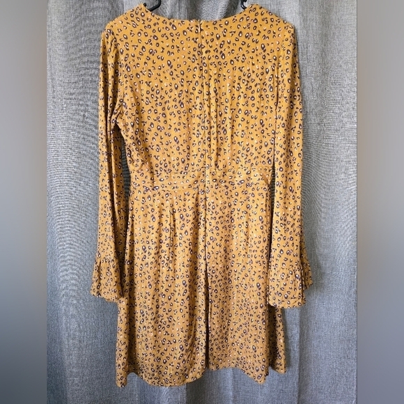 Le Lis Leopard Print V Neck Flared Sleeves Mini Dress Size Small - Picture 2 of 5